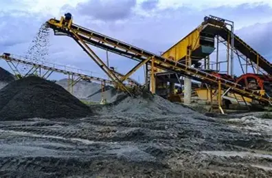 Screening plant filling stockpiles
