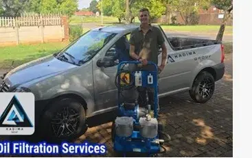 Mobile filtration unit next to a vehicle